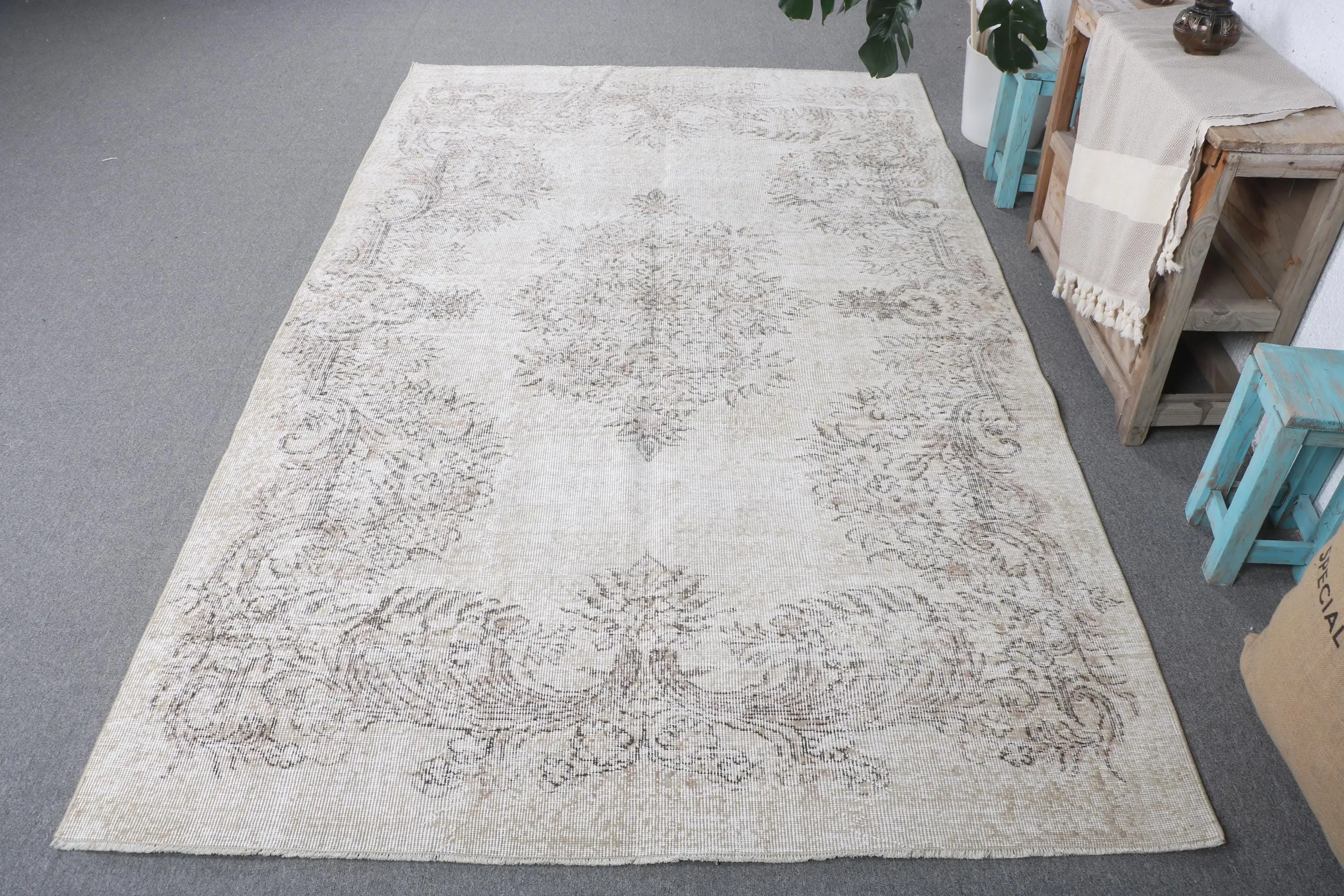 Vintage Türk Halısı 5.3x9 ft (161x273 cm), Beyaz Çiçekli Yün Halı - 1