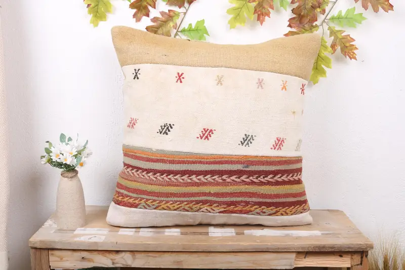 Beige-rotes Patchwork-Wurfkissen, 22x22 besticktes Kissen