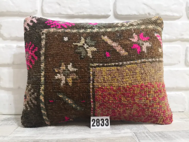 Handgefertigtes Wollkissen, braunes und rosafarbenes geometrisches Vintage-Kissen