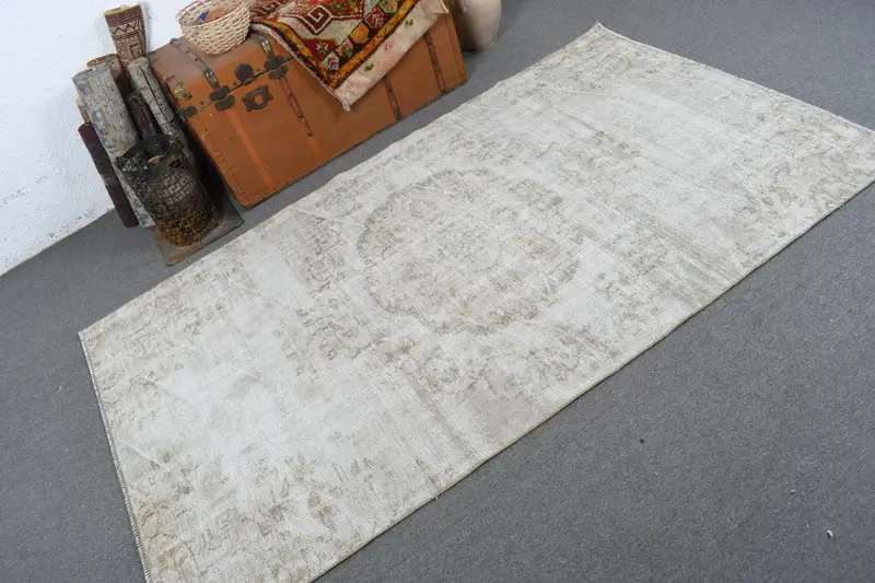 Alfombra vintage de 4,1x7,2 pies, alfombra turca de área, alfombra de lana blanca - 1