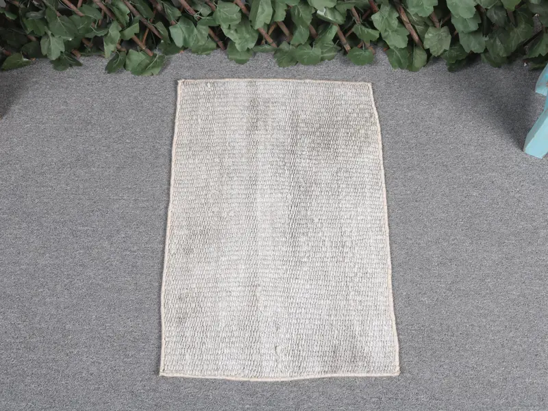 1,4x2,1 ft Beige Striped Rug, Elegant Geometric Design