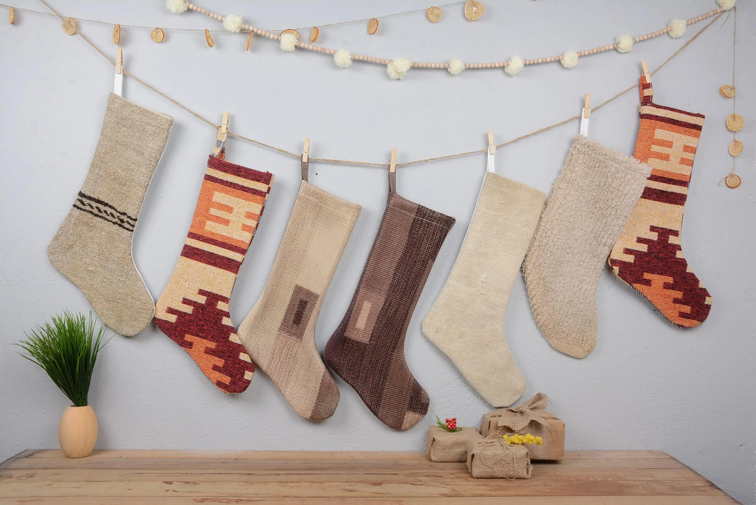Şenlikli Noel Süsleri Deseni, 8 İnç Genişliğinde Noel Çorabı - 1