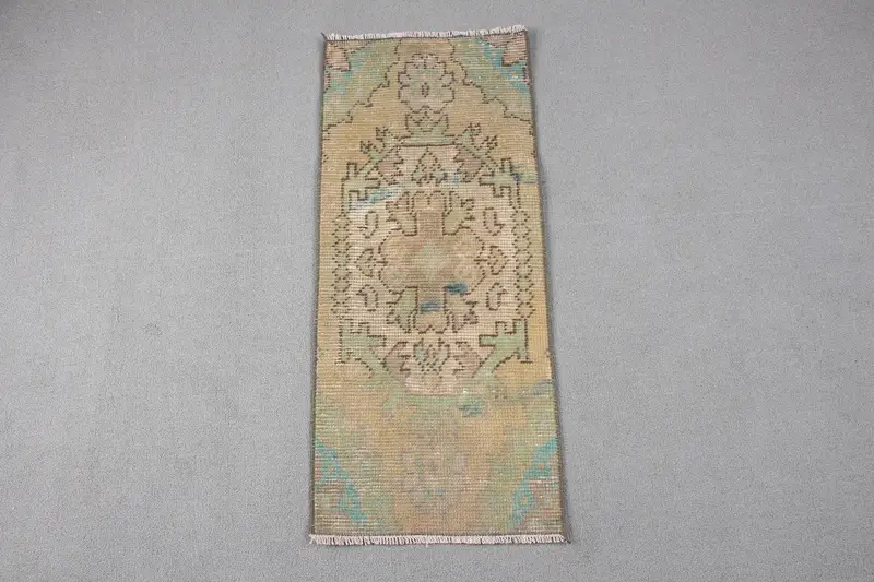 Türkischer Vintage Oushak kleiner Teppich 1,2 x 2,8 Fuß, brauner Wollteppich mit Tiermuster - 1