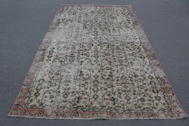 Eleganter beiger Teppich mit grünem Rand, 5,5 x 9,4 Fuß