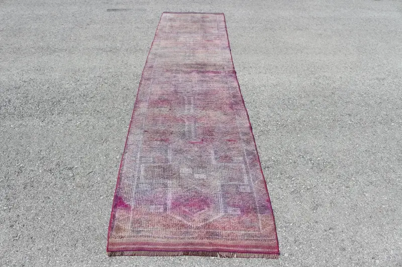 Türkischer Vintage Herki Teppich 2,7x12,4 Fuß, rosafarbener Läufer aus massiver Wolle - 1