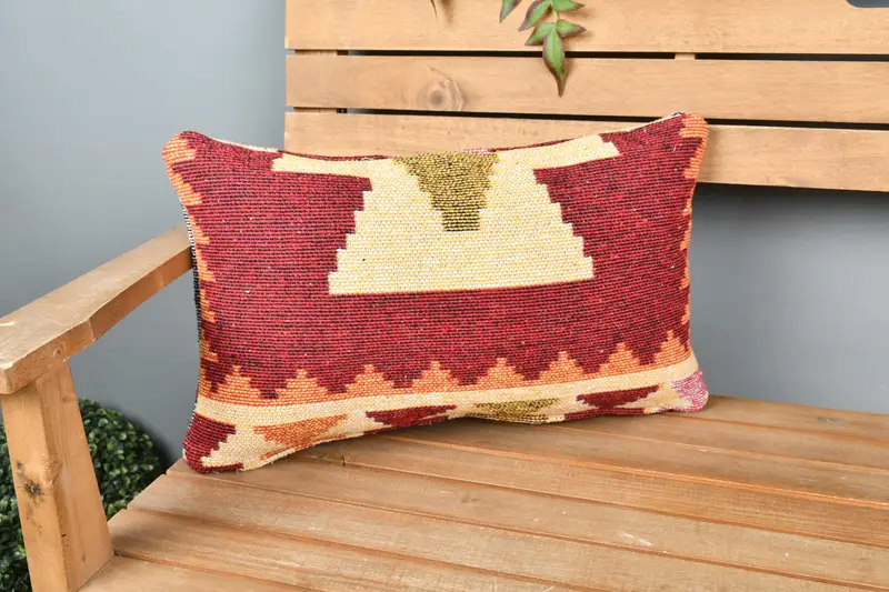 Geometrisches Wurfkissen in Rot und Beige, handgefertigtes besticktes Kissen