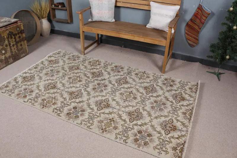 エレガントなベージュのラグ、3.9x6.8フィートの抽象的なデザイン