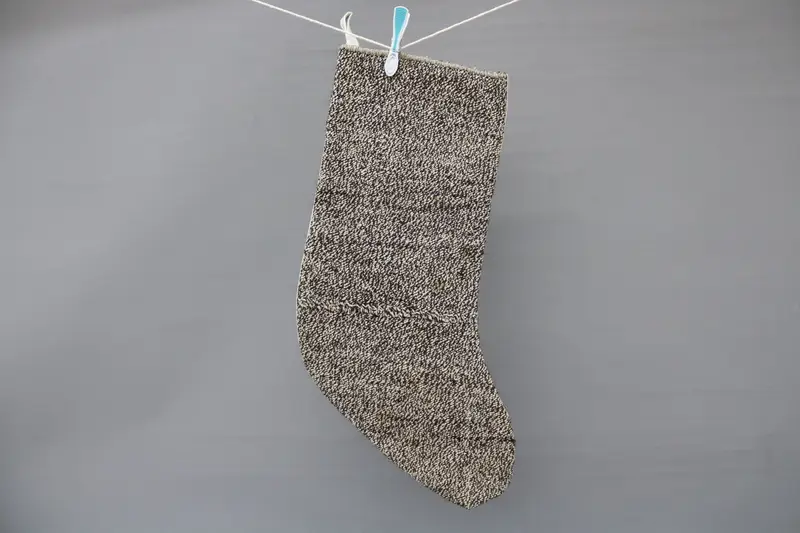 Kahverengi ve Beyaz Noel Süsleri Çorabı, Şenlikli Tatil Dekoru