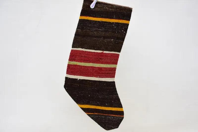 Kahverengi ve Kırmızı Noel Süsleri Çorabı, Şenlikli Tatil Cazibesi