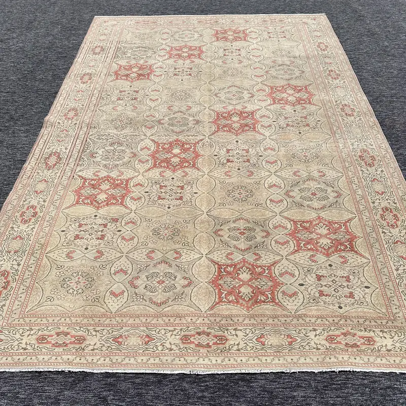 Elegante alfombra oriental beige, 0,5x9,4 pies con detalles en naranja