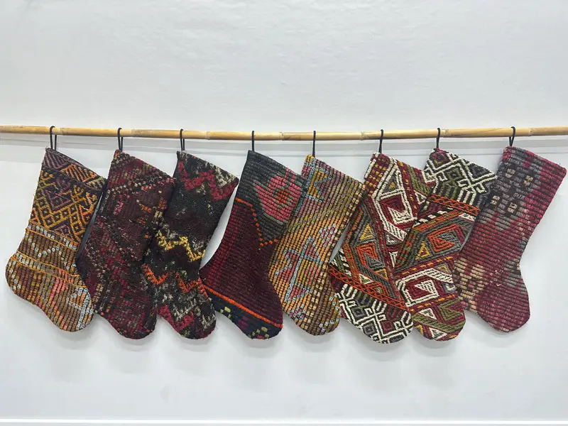 Bronz Süslü Kırmızı Noel Çorabı, Şenlikli Tatil Dekoru