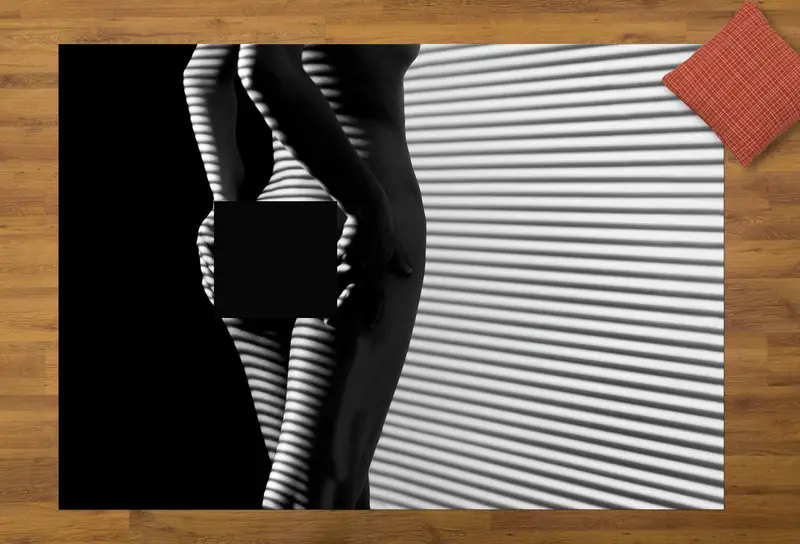 Alfombra estampada contemporánea: elegante diseño de mujer desnuda para espacios modernos