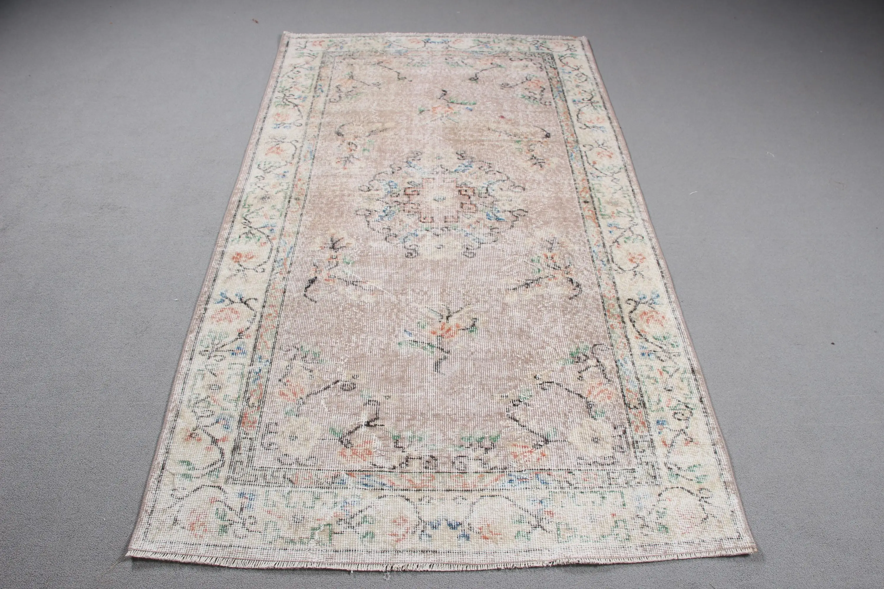 Türkischer Teppich, 3,9 x 7,2 Fuß großer Vintage-Teppich, weiß umrandeter Wollteppich - 1