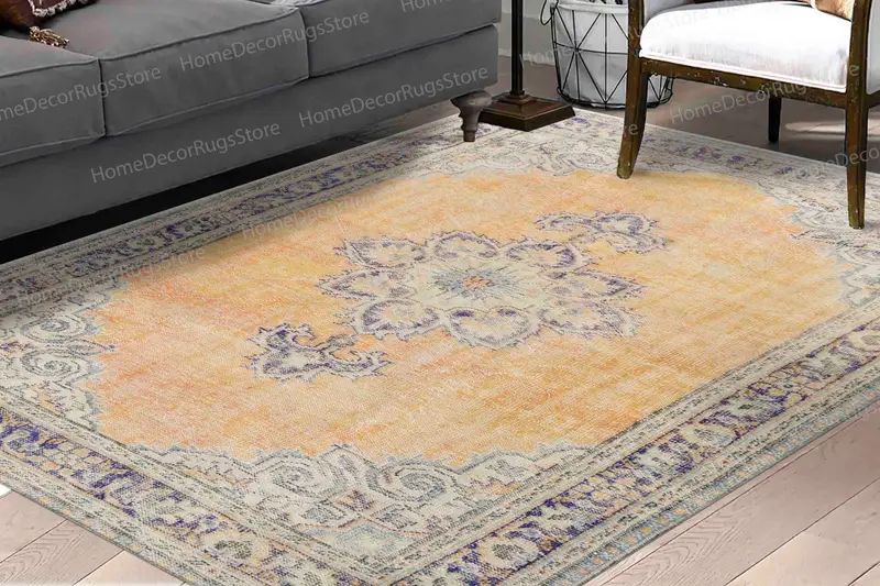 Senffarbener Medaillon-bedruckter Teppich: Ethnisches Blumenmuster und sanfte Töne