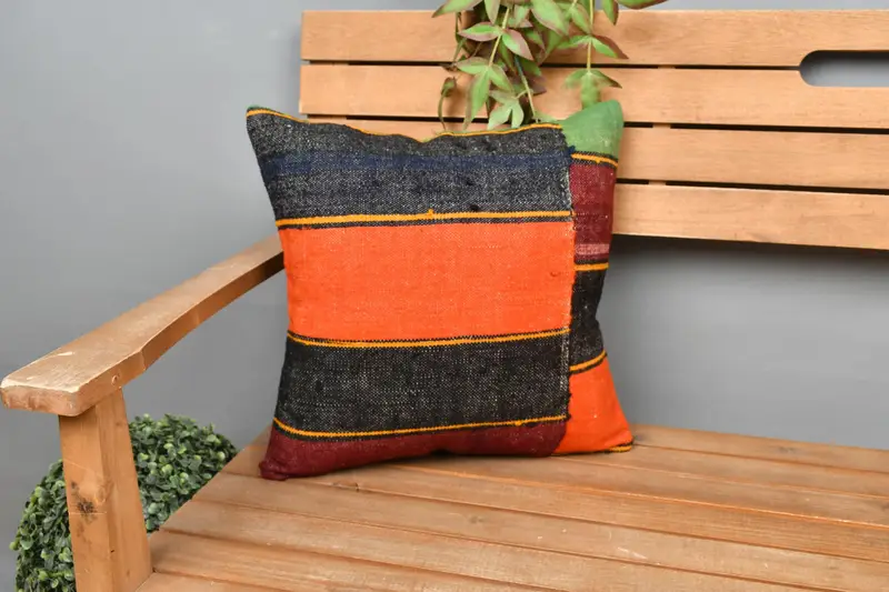 Orange und gelb gestreiftes Kissen, besticktes Vintage-Kissen