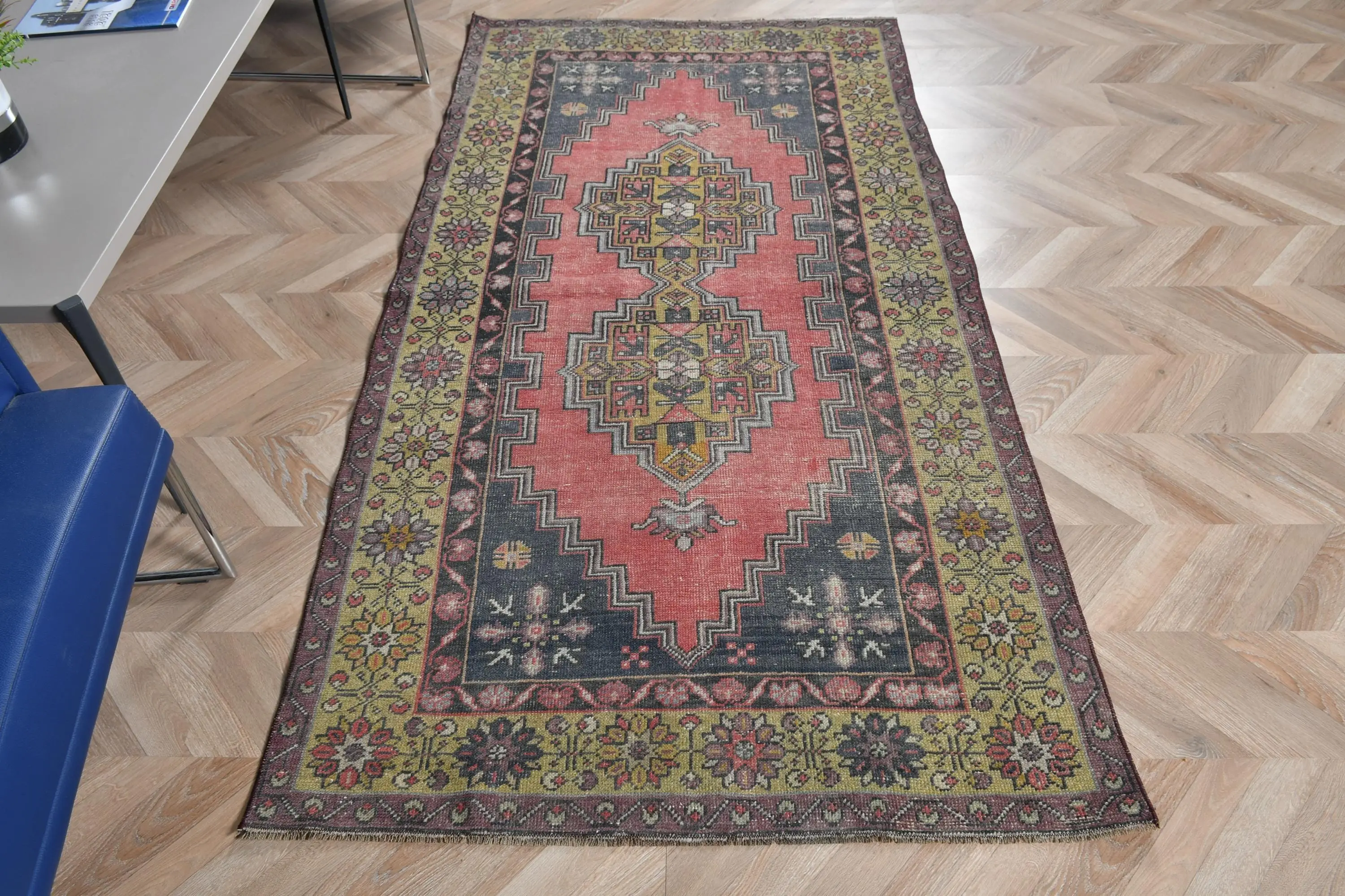 3,7 x 7,2 Fuß großer türkischer Vintage-Teppich, Wollteppich mit roten Pflanzen und Bäumen - 1