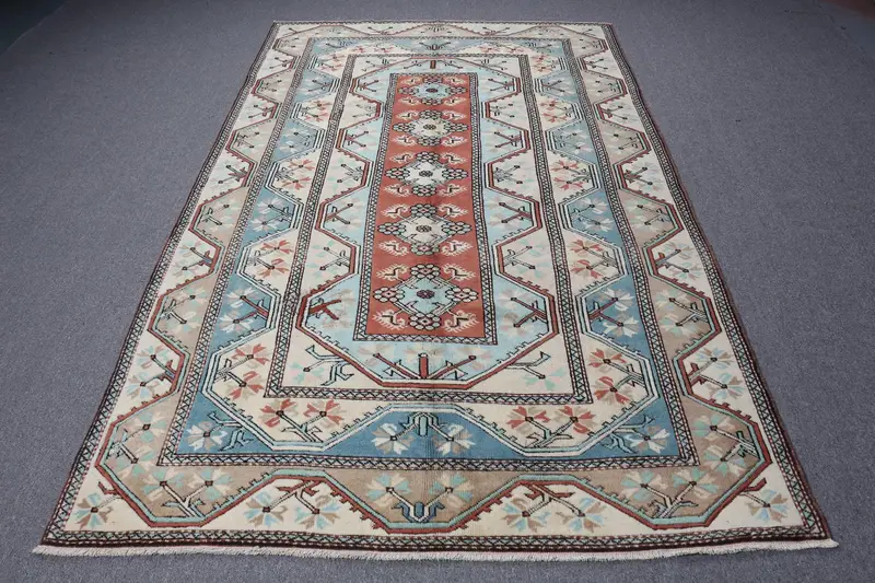 Eleganter Ikat-Teppich in Beige und Blau, 5,3 x 9 Fuß