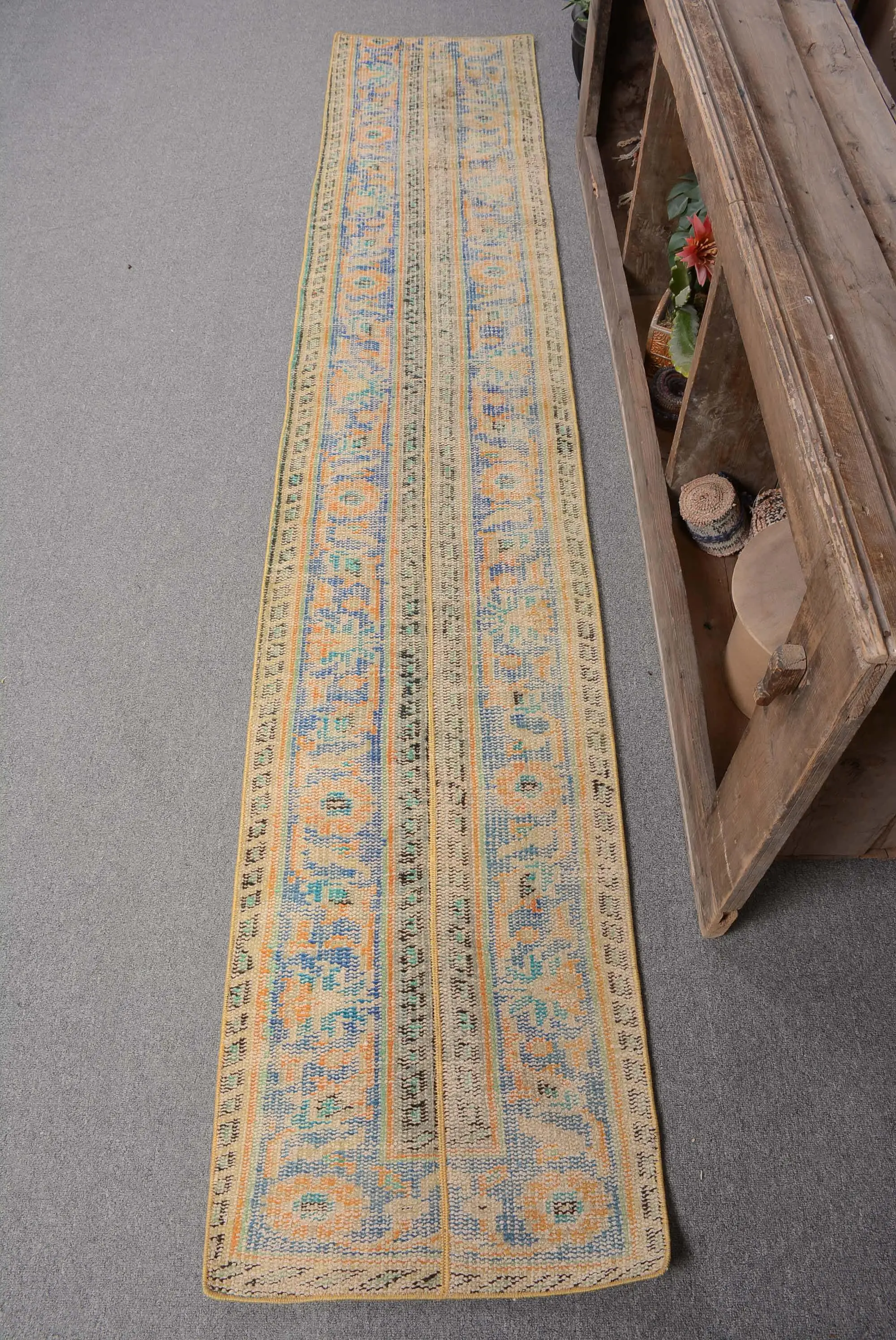 Blauer Orientteppich, 1,6 x 8,9 Fuß mit orangefarbenen Akzenten - 1