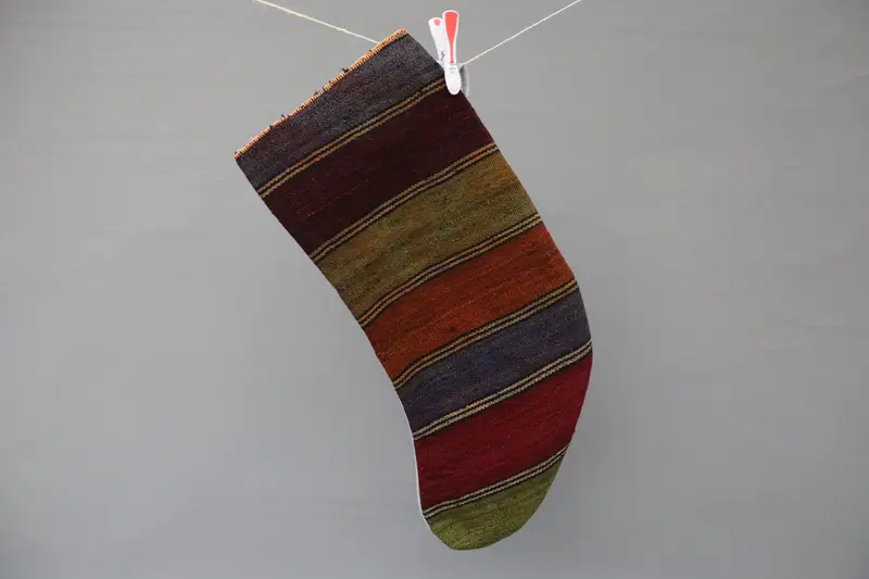 Medias navideñas rojas con adornos verdes, decoración festiva