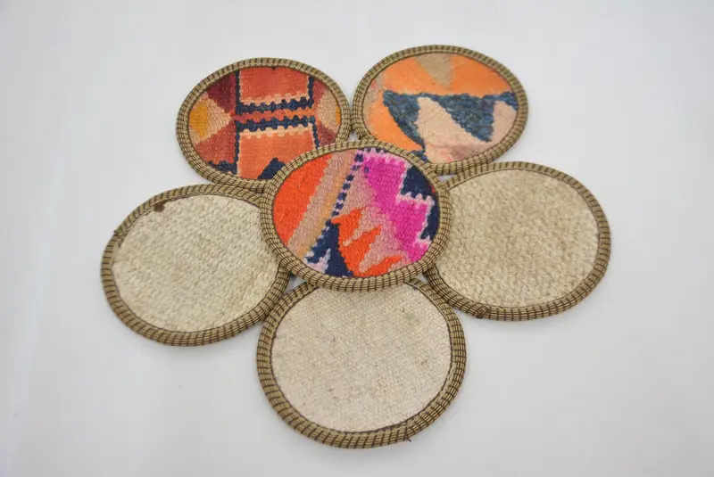 Posavasos redondos bohemios naranjas y blancos, posavasos tribales únicos