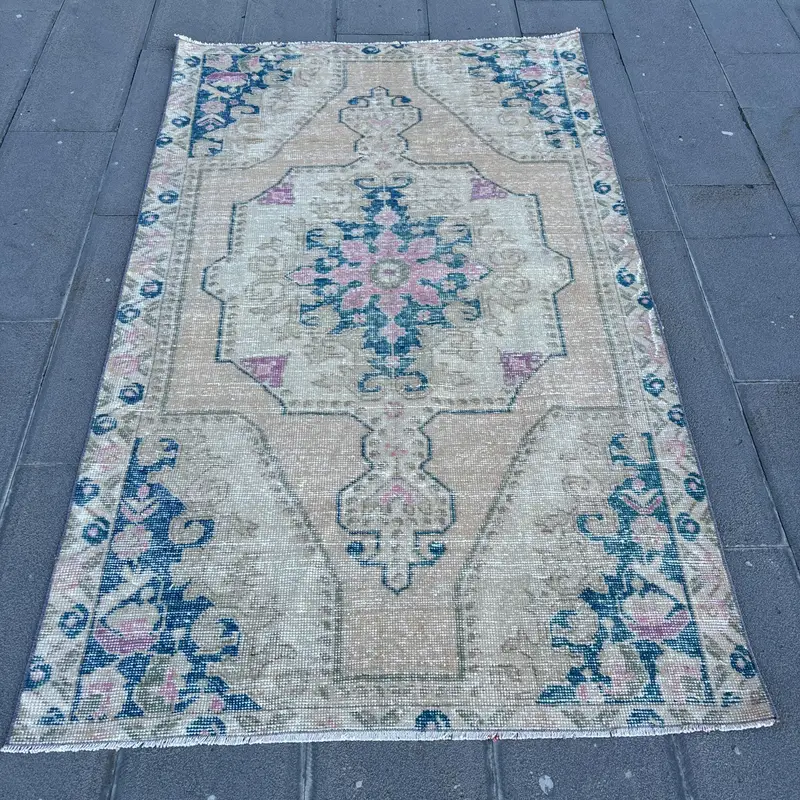 エレガントなベージュ&ブルーのモロッコ風ラグ、4.2x6.9フィートのシックな装飾