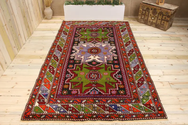 Alfombra persa verde hecha a mano, 0,5x9,5 pies con detalles en rojo