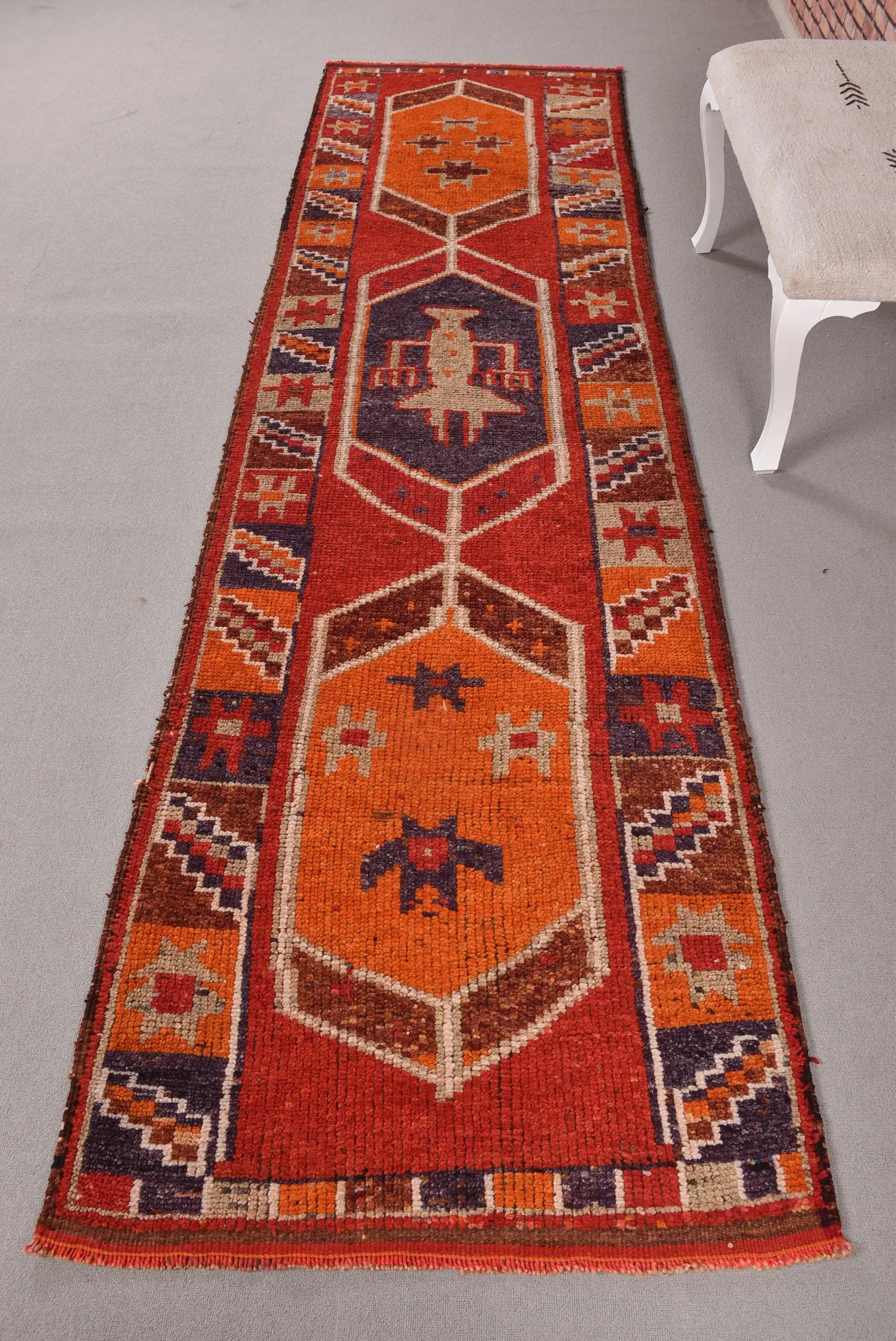Vintage Läuferteppich 3,1 x 10,9 Fuß, türkischer Wollteppich mit rotem Tarnmuster - 1