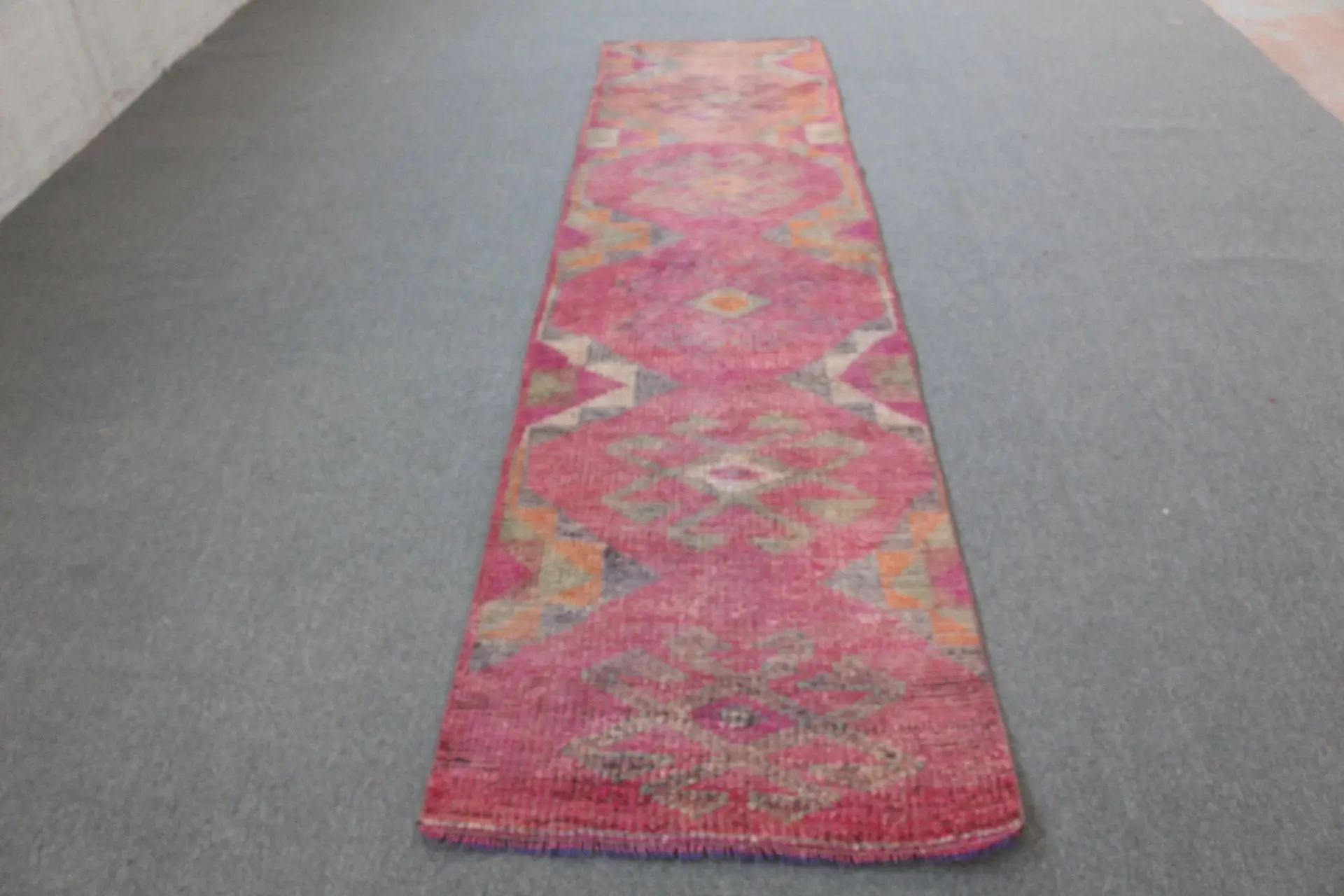 Türkischer Herki-Läuferteppich, 2,6 x 10,6 Fuß (80 x 322 cm), rot gestreifter Vintage-Teppich - 1