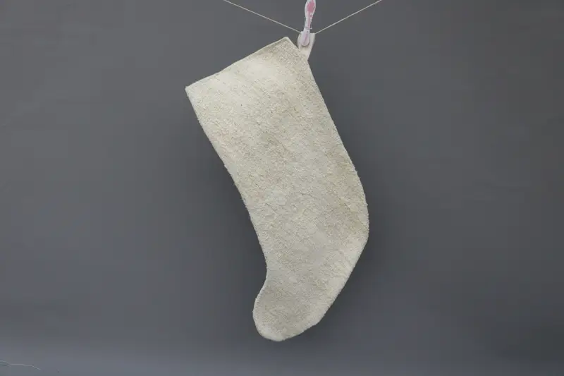 エレガントなベージュのクリスマスストッキング、お祝いの飾り柄のストッキング