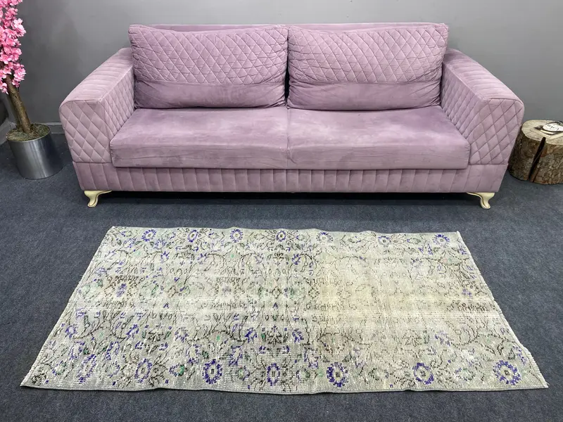 Blauer geometrischer Teppich, 2,8 x 5,7 Fuß mit weißen Blumenmotiven