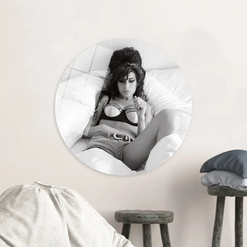 魅惑的なキャンバス アート: 有名な歌手のセレナーデ、プリントされたエレガンス