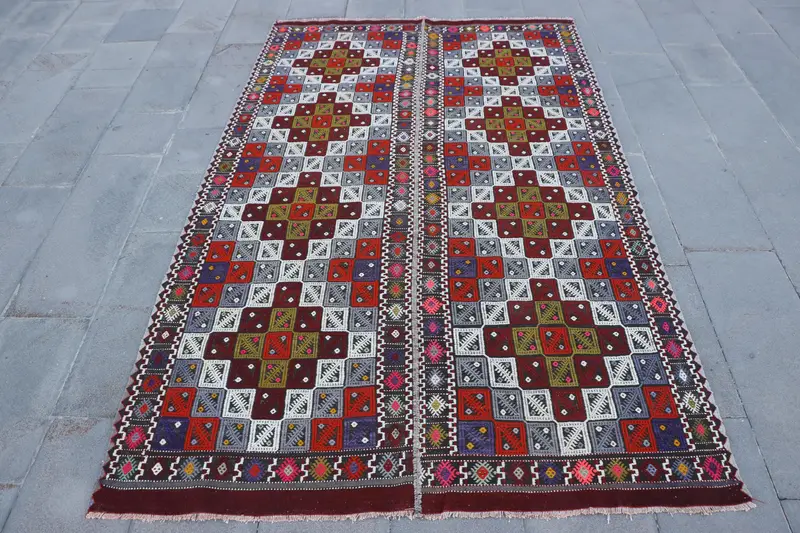 Gri Çiçekli Halı, Kırmızı Desenli 5,1x8,1 ft