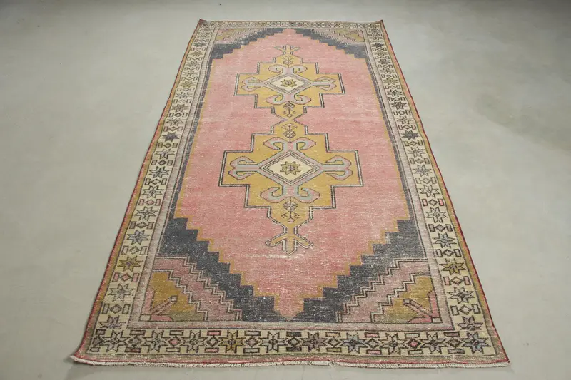 Rosa Teppich mit gelben Akzenten, 4,4 x 8,8 Fuß, elegantes Dekor