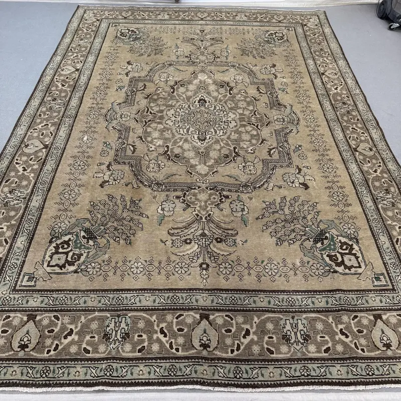 Zarif Kahverengi Oryantal Halı, Yeşil Desenli 9,4x13 ft