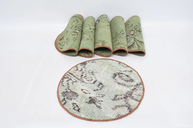 エレガントなグリーンとベージュのプレースマット、耐久性のあるダイニングアクセサリー