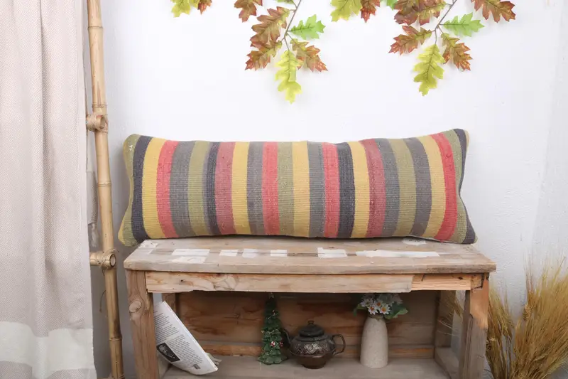 Rot-grün gestreiftes Kissen, Vintage besticktes Kissen