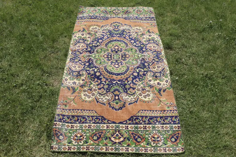 Eleganter blauer Teppich mit Tiermuster, 2,9 x 5,6 Fuß in Blau und Braun