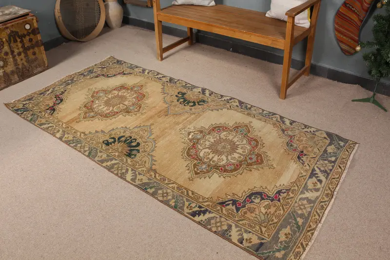 エレガントなベージュのラグ、3.5x7.4フィートの抽象的なデザイン