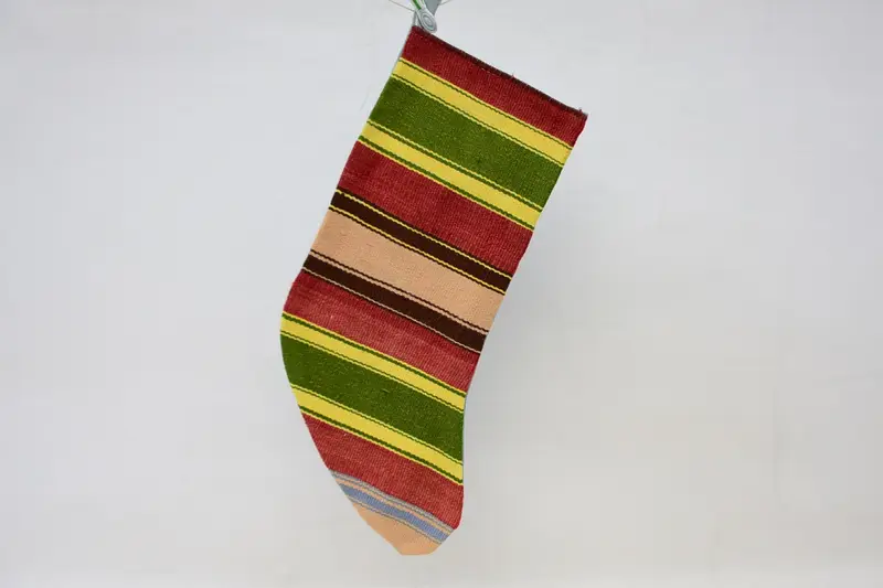 Medias navideñas rojas con adornos verdes, decoración festiva