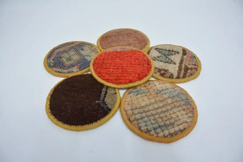 Montaña rusa Kilim Boho roja con detalles en bronce, montaña rusa redonda