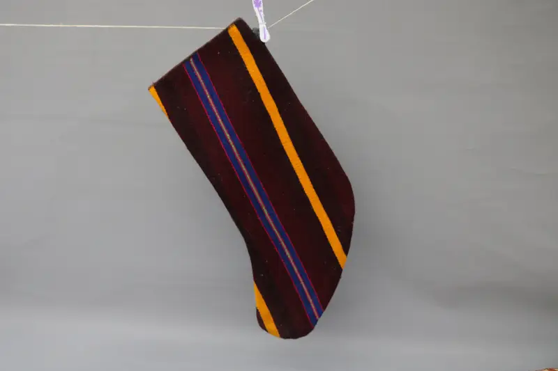 Patrón de adornos de bronce, calcetín navideño marrón de 9 pulgadas de ancho