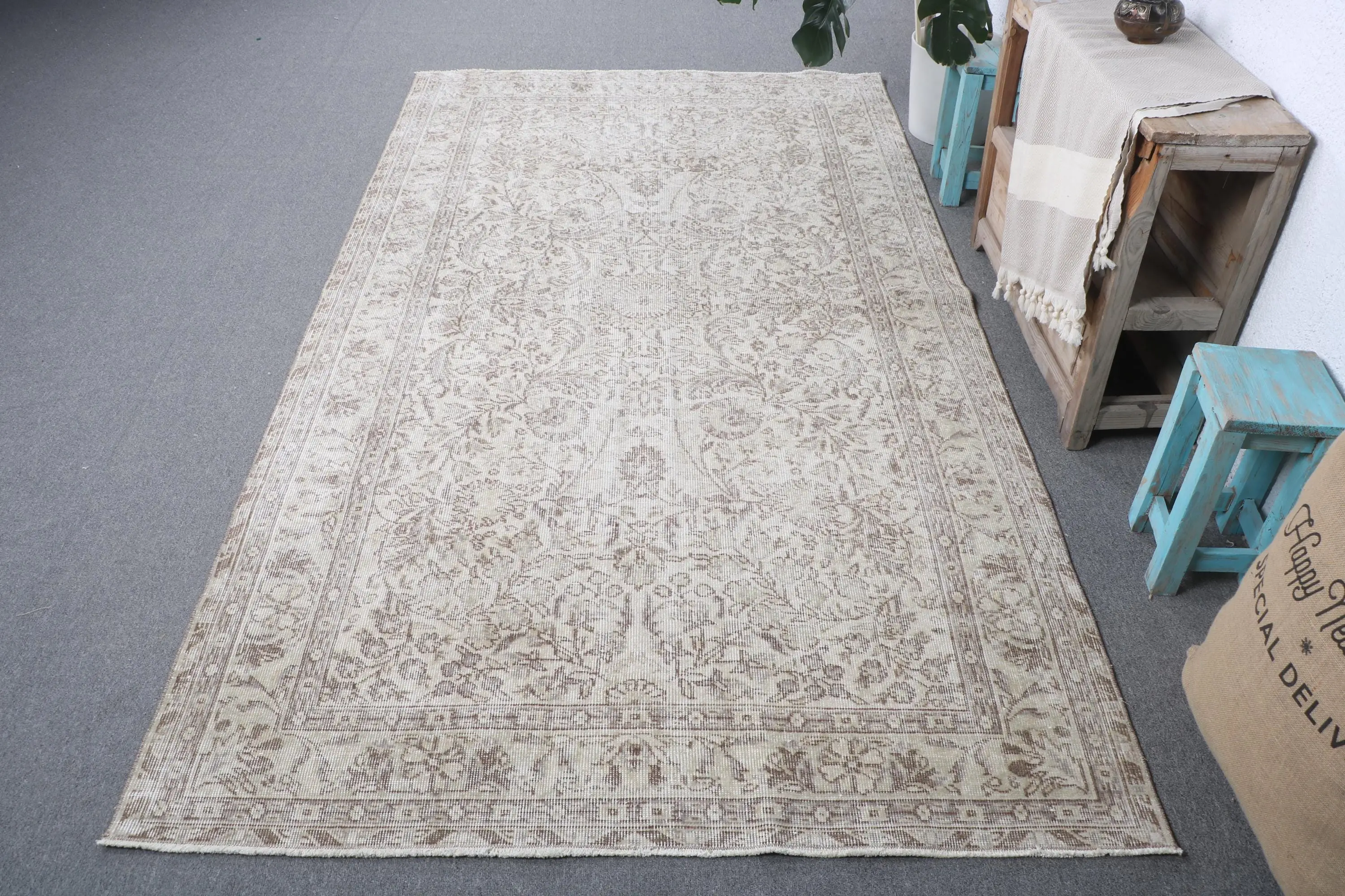 Türkischer Vintage-Teppich 4,7 x 8,6 Fuß, weißer Patchwork-Wollteppich - 1