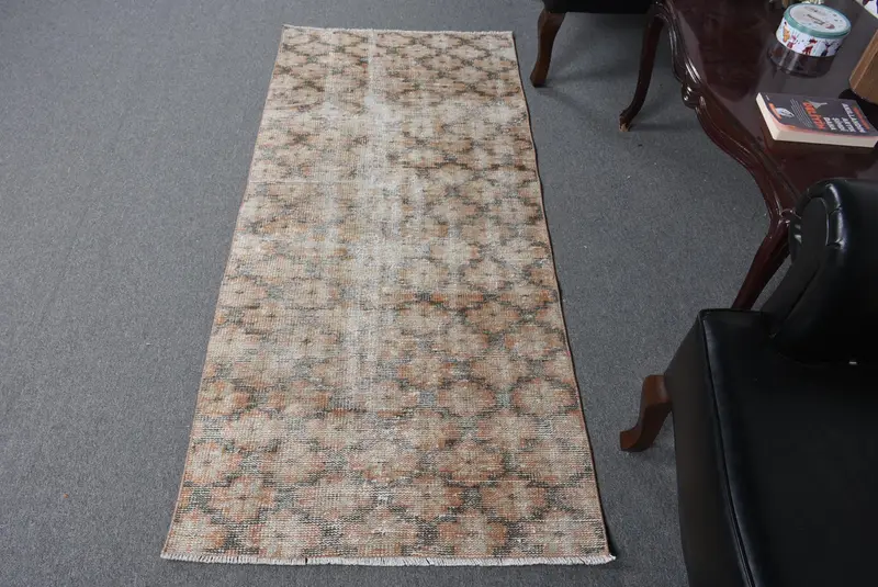 Handgefertigter orangefarbener Teppich, 2,6 x 5,9 Fuß gestreift mit geometrischen Formen