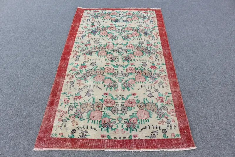 Eleganter beigefarbener Orientteppich, 5,9 x 5,91 Fuß mit roten Akzenten