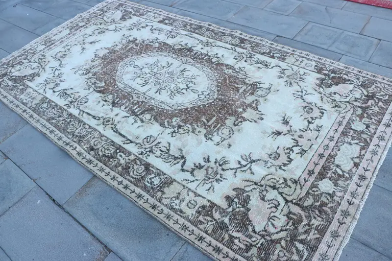 4,9 x 8,9 Fuß großer türkischer Vintage-Teppich, brauner Wollteppich mit Tiermuster - 1