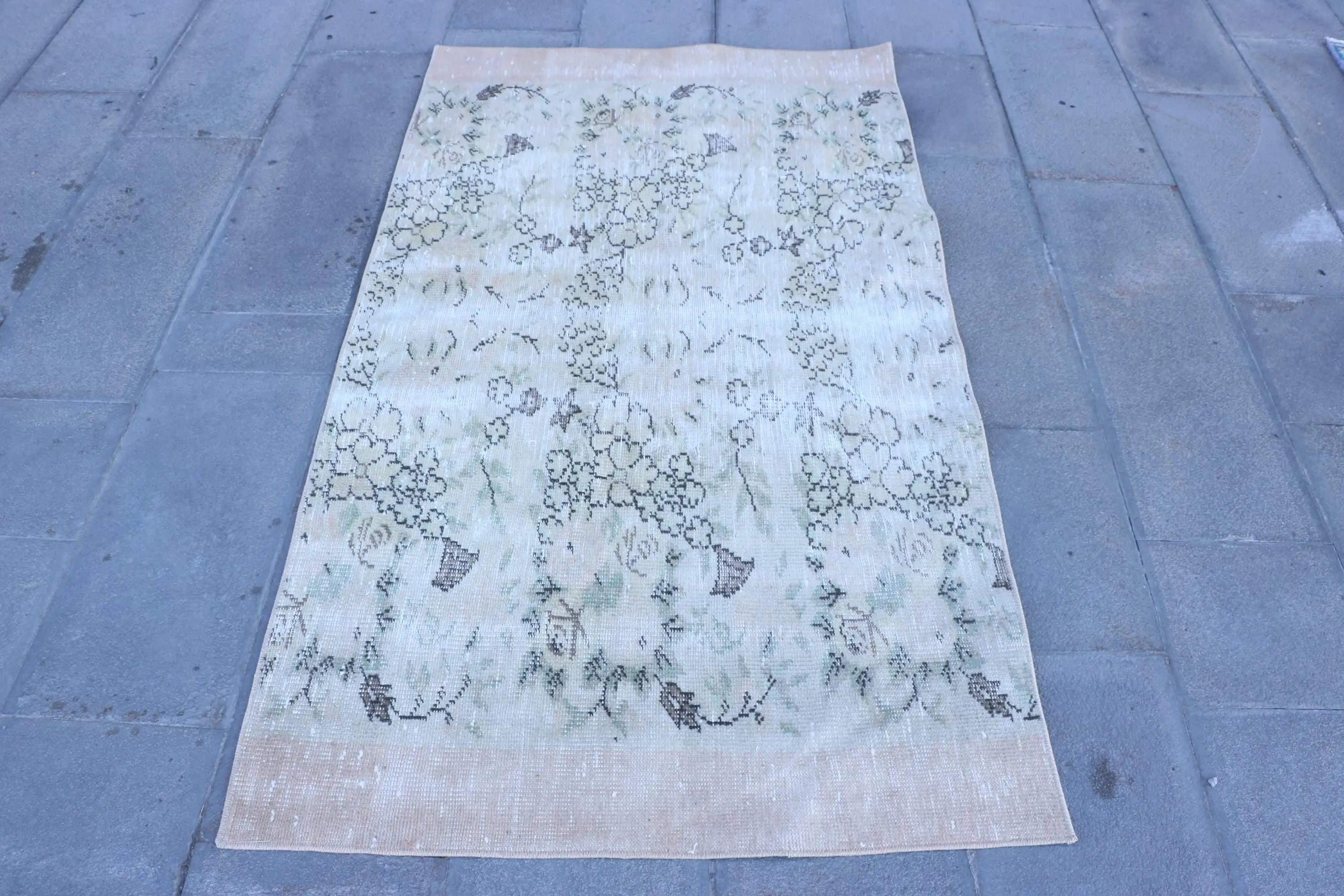 Vintage Rug, Accent 3.3x5.8 ft Rug, White Bordered Rug - 1