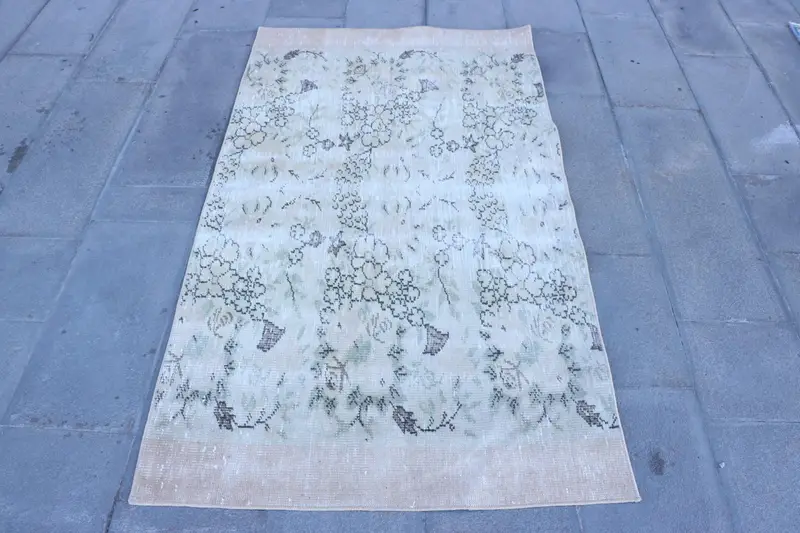 Eleganter beigefarbener Teppich, 3,3 x 5,8 Fuß großes Randdesign