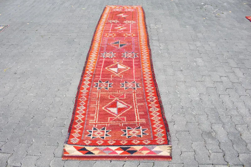 Türk Herki Halı 2.7x12.2 ft, Kırmızı Mavi Puantiyeli Yün Vintage Halı - 1