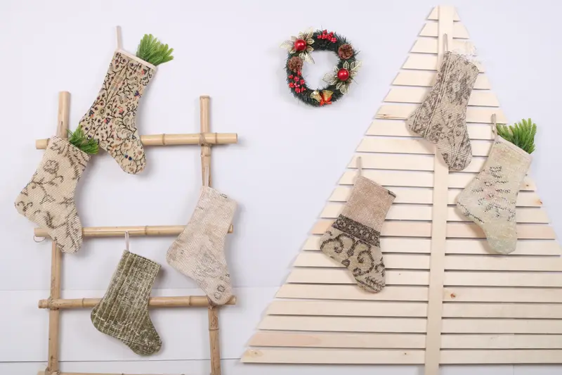 お祝いのクリスマスオーナメントパターン、幅22インチのニットクリスマスストッキング