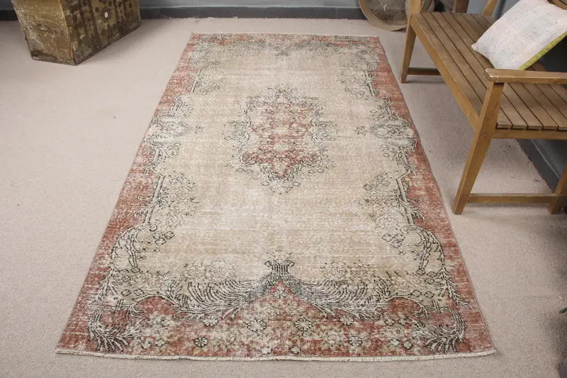 エレガントなベージュのモロッコ風ラグ、4.6x8.6フィート、レッドアクセント付き